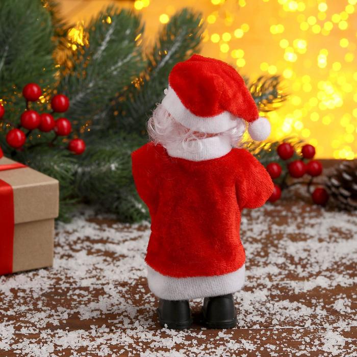 Дед Мороз "С ёлкой и подарком"  15 см, микс - фото 1908233035