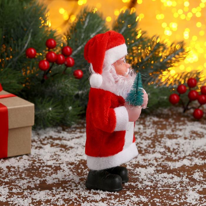 Дед Мороз "С ёлкой и подарком"  15 см, микс - фото 1908233036
