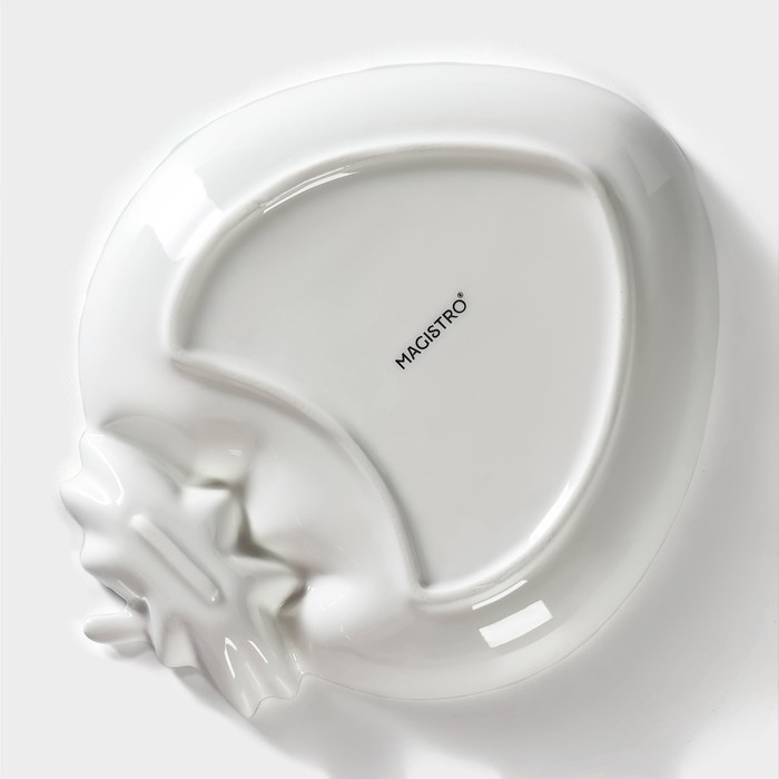 Блюдо фарфоровое с соусником Magistro «Бланш. Клубника», 20×17 см, цвет белый - фото 1893970042