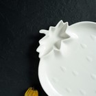 Блюдо фарфоровое с соусником Magistro «Бланш. Клубника», d=25 см, цвет белый - Фото 5