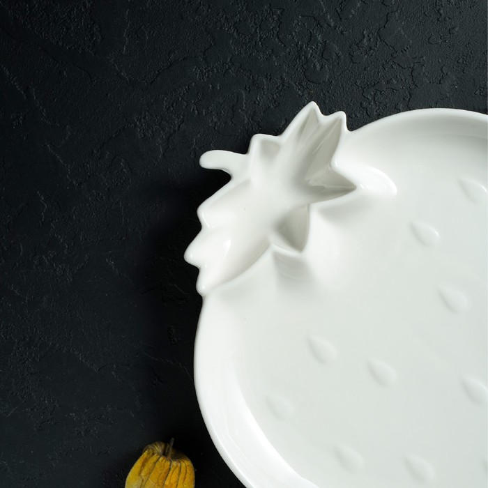Блюдо фарфоровое с соусником Magistro «Бланш. Клубника», d=25 см, цвет белый - фото 1910118773