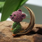 Брошь «Медвежонок» мечтатель, цветная в золоте - Фото 1