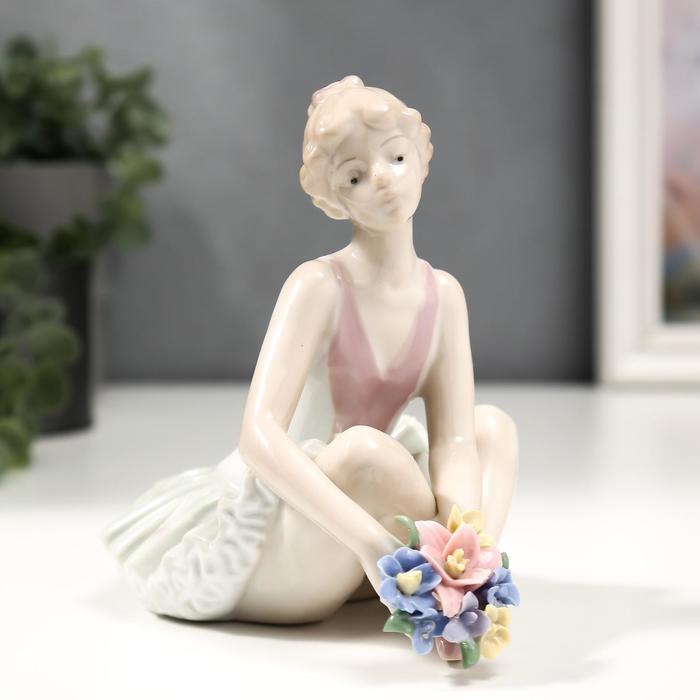 Сувенир керамика "Балерина с букетом цветов после премьеры" белый с золотом 14,5х12х14,5 см   481115 - Фото 1