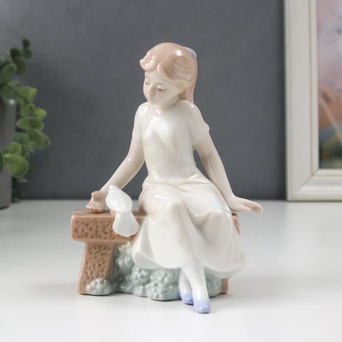 Сувенир керамика "Девочка кормилица" 11х8,5х14,5 см - Фото 1