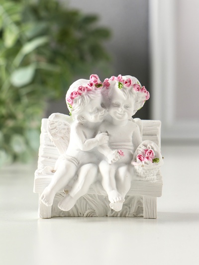 Фигурка «2 ангелочка в розовом веночке на скамейке», 8×7×5 см, МИКС