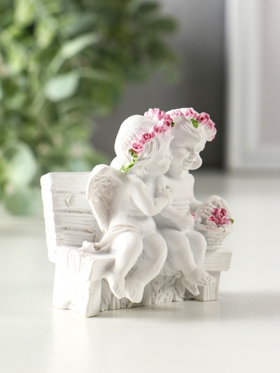 Фигурка «2 ангелочка в розовом веночке на скамейке», 8×7×5 см, МИКС