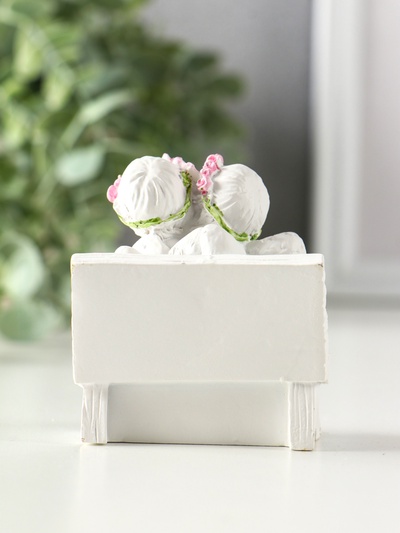 Фигурка «2 ангелочка в розовом веночке на скамейке», 8×7×5 см, МИКС