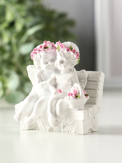 Фигурка «2 ангелочка в розовом веночке на скамейке», 8×7×5 см, МИКС