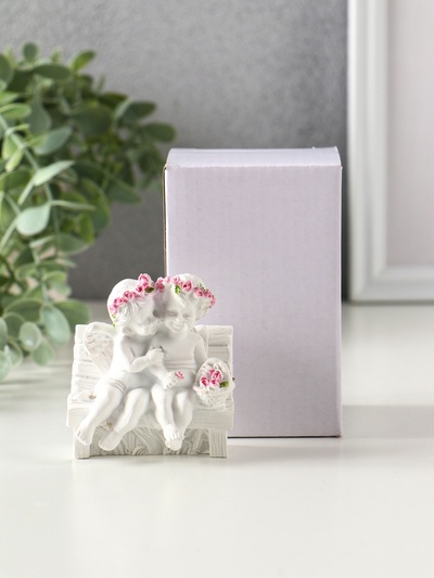 Фигурка «2 ангелочка в розовом веночке на скамейке», 8×7×5 см, МИКС