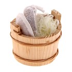 Набор банный в деревянном ушате 4 предмета: массажная мочалка, мочалка-бант, пемза, расческа - Фото 1