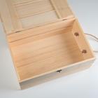 Ящик деревянный 35×23×13 см подарочный с реечной крышкой на петельках с замком - Фото 3