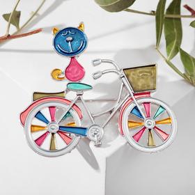 Брошь мультяшная "Кот" на велосипеде, цветная в серебре