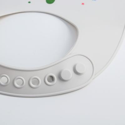 Нагрудник силиконовый, на кнопках, с карманом «Кит», цвет серый/белый