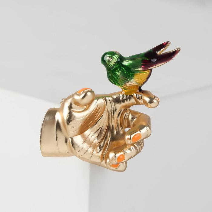 Брошь "Птичка" на руке, цветная в матовом золоте - Фото 1
