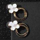 Серьги с эмалью «Кольцо» с цветком, цвет белый в золоте - Фото 1