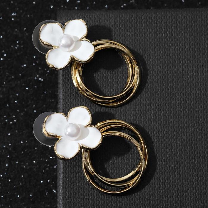 Серьги с эмалью «Кольцо» с цветком, цвет белый в золоте - Фото 1