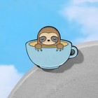 Значок «Ленивец» в кружке кофе, цветной в чёрном металле - Фото 2