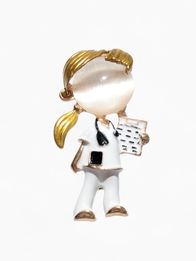 Брошь «Доктор» девочка, цветная в золоте