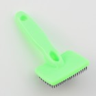 Пуходерка пластиковая мягкая с закругленными зубьями, малая, 6 х 13,5 см, зелёная - фото 6411259