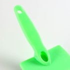 Пуходерка пластиковая мягкая с закругленными зубьями, средняя, 9 х 15,5 см, зелёная - фото 7331154