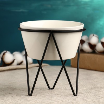 Горшок для цветов «Треугольник» керамический, 550 мл, 15×13×13 см, белый, на чёрной металлической подставке
