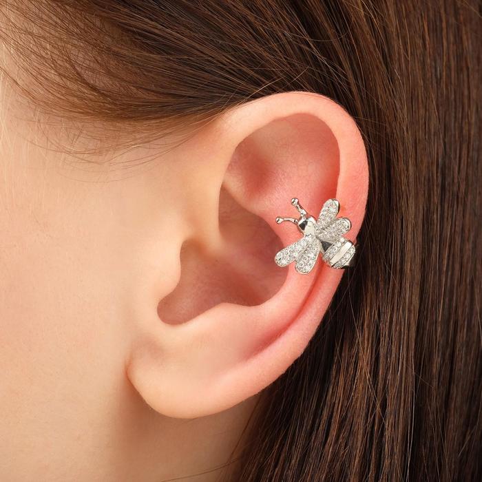 Серьга «Кафф» пчела, цвет белый в серебре - Фото 1