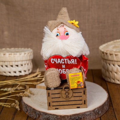 Фигурка-оберег «Домовой. Славуся в льняном колпаке, на сундуке с сердцем», средний, МИКС