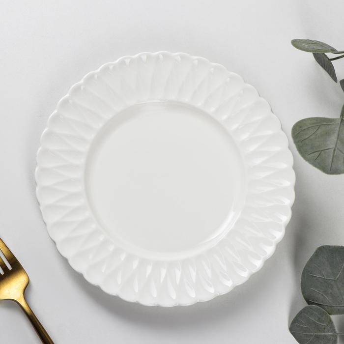 Тарелка фарфоровая пирожковая Доляна «Эстет. Герда», d=18 см, цвет белый - Фото 1