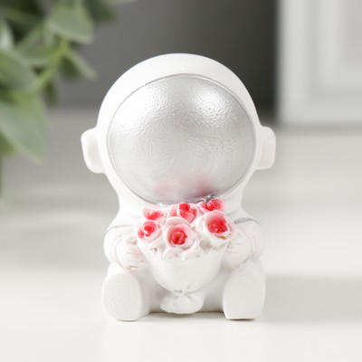 Фигурка полистоун «Астронавт в белом скафандре с серебряным шлемом с букетом роз», 6×5×4.5 см