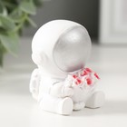 Фигурка полистоун «Астронавт в белом скафандре с серебряным шлемом с букетом роз», 6×5×4.5 см - Фото 2