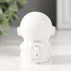 Фигурка полистоун «Астронавт в белом скафандре с серебряным шлемом с букетом роз», 6×5×4.5 см - Фото 3