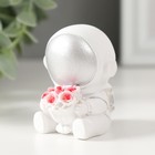Фигурка полистоун «Астронавт в белом скафандре с серебряным шлемом с букетом роз», 6×5×4.5 см - Фото 4