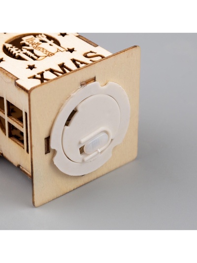 Ёлочная игрушка «Домик со снеговиком», 6×4.5×4.5 см, от батареек, свечение тёплое белое