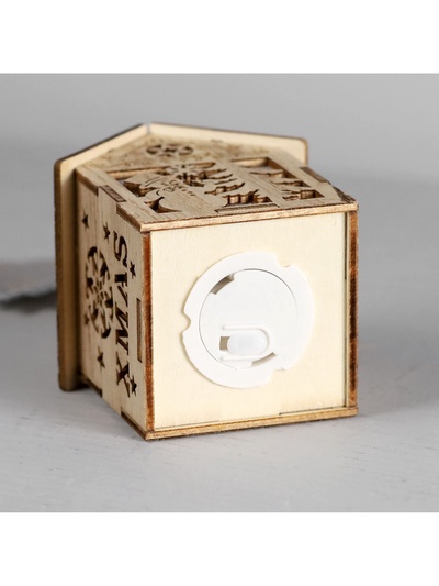 Ёлочная игрушка «Домик со снеговиком», 8×6.5×6 см, от батареек, свечение тёплое белое