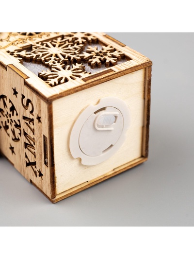 Ёлочная игрушка «Домик со снежинками», 8×6.5×6 см, от батареек, свечение тёплое белое