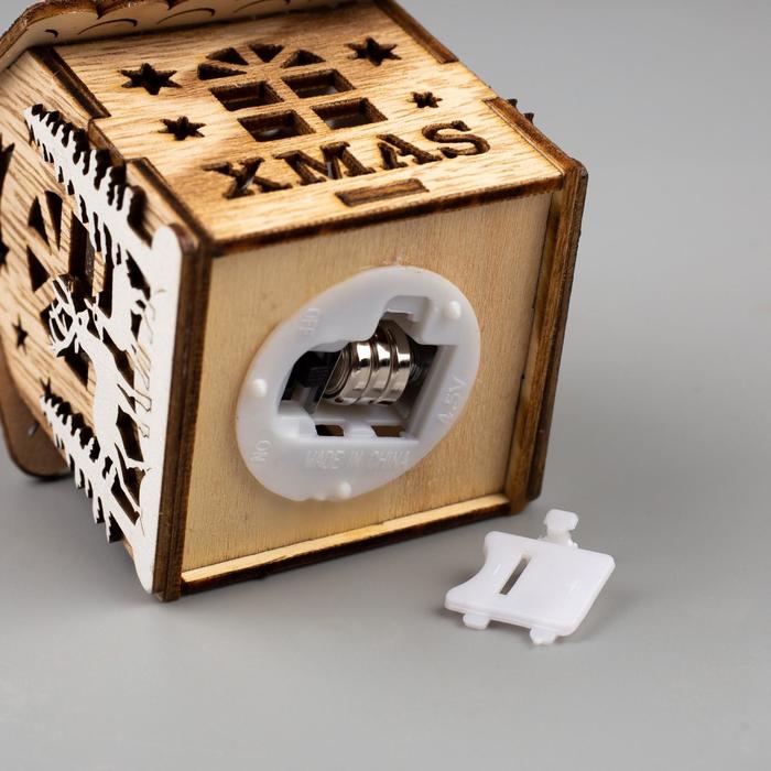 Ёлочная игрушка «Домик с оленями», от батареек, свечение тёплое белое - фото 1908713903