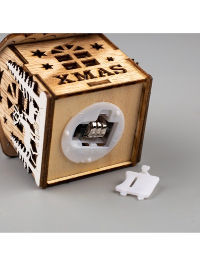 Ёлочная игрушка «Домик с оленями», 8×7×5.5 см, от батареек, свечение тёплое белое