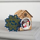 Ёлочная игрушка «Домик со снеговиками», 8×7×5.5 см, от батареек, свечение тёплое белое - Фото 5