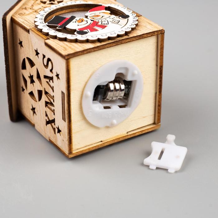 Ёлочная игрушка «Домик со снеговиками», от батареек, свечение тёплое белое - фото 1908713918