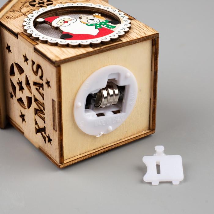 Ёлочная игрушка «Домик с Дедом Морозом и медведем», от батареек, свечение тёплое белое - фото 1908713923