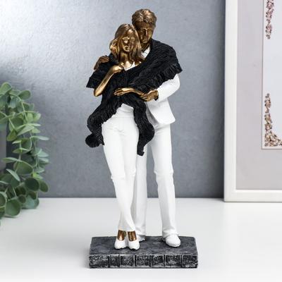 Фигурка полистоун «Влюблённые в белой одежде, укрытые шарфом», 25.5×9×11.5 см