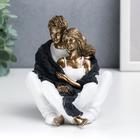 Фигурка полистоун «Влюблённые в белой одежде, нежность и объятия», 12×10.5×12 см - Фото 1