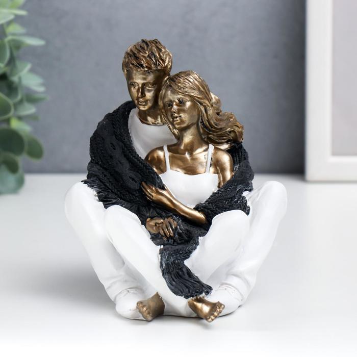 Фигурка полистоун «Влюблённые в белой одежде, нежность и объятия», 12×10.5×12 см - Фото 1