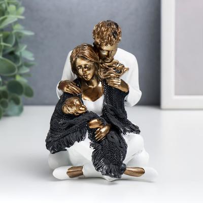 Фигурка полистоун «Папа, мама и ребёнок в белой одежде, укрытые шарфом», 12.5×9×13.5 см