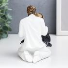 Сувенир полистоун "Папа, мама и ребёнок в белой одежде, укрытые шарфом" 12,5х9х13,5 см - Фото 3