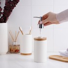 Набор аксессуаров для ванной комнаты «Натура», 2 предмета (дозатор 400 мл, стакан, на подставке), цвет белый - фото 804536858