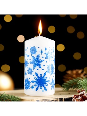 Свеча-цилиндр новогодняя «Снежинки», 5×10 см, белая с синим