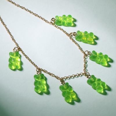 Колье «Мармеладные мишки» на тонкой цепочке, цвет зелёный в золоте, 35см