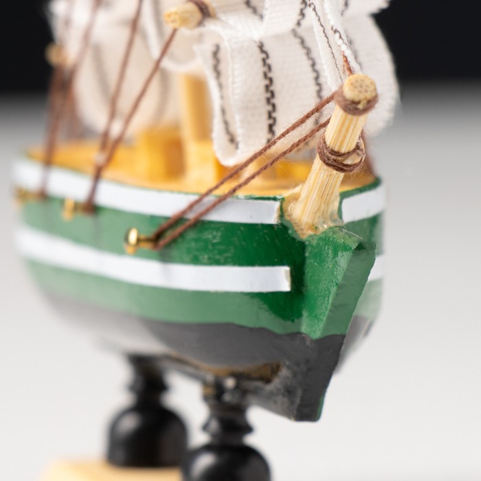 Корабль сувенирный малый «Клеймор», борта зелёные с белой полосой, паруса белые, 3×10×10 см - фото 1896507552