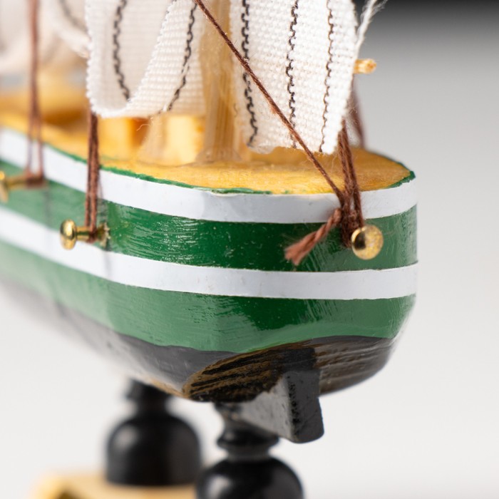 Корабль сувенирный малый «Клеймор», борта зелёные с белой полосой, паруса белые, 3×10×10 см - фото 1896507553